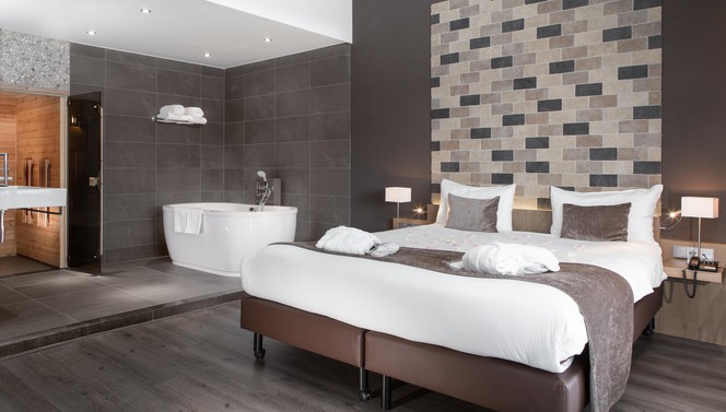Hotel Breukelen Wellness suite kingsize bed badkamer bubbelbad sauna